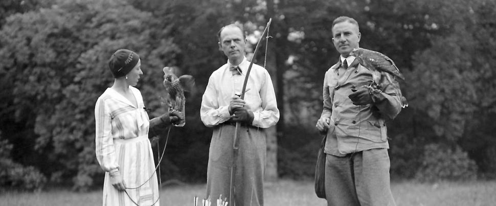 Editha von Vietinghoff with her husband Arnold and a bird