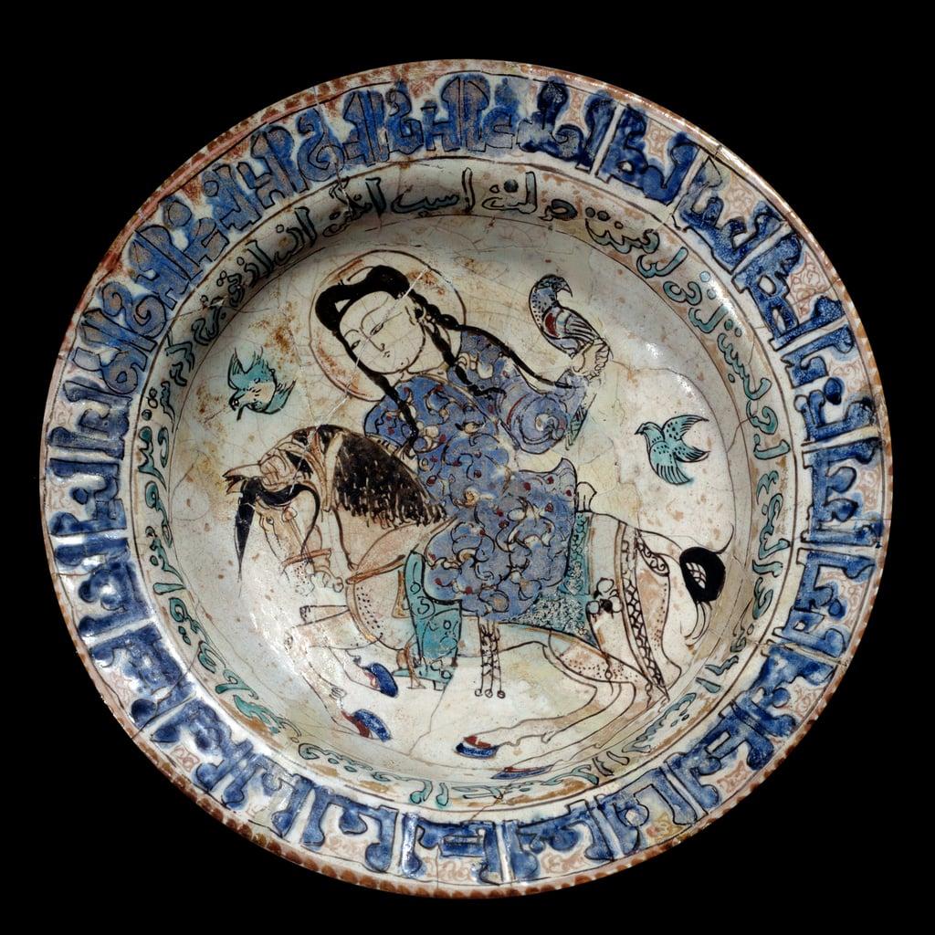 Islamic art: falconer rider dish in ceramic. The beginning of the 13th century. From Iran. Paris, Lo